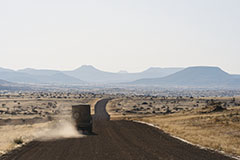 Sur la route<br><br>Après Etosha et ses safaris, direction l’Ouest pour entrer dans le territoire du Damaraland. Découverte du Palmwag, une zone moins touristique mais aux paysages lunaires surprenants. Safari en voiture ouverte en fin de journée pour aller profiter du coucher de soleil sur un belvédère naturel. Entre un Gin’to et un peu de biltong (viande séchée), les panoramas sont époustouflants. Clic-clac 📷.