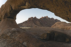 L’arche de pierre<br><br>Après quelques heures de pistes et de routes, nous arrivons au Spitzkop juste à temps pour profiter du coucher de soleil. Le montage des tentes attendra ce soir (et se fera à la lampe frontale) car il aurait été dommage de rater ce spectacle. Clic-clac 📷.