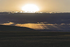Lever de soleil sur la piste<br><br>De Sesriem à Sossuvlei, les paysages traversés au petit matin pour rejoindre les dunes sont magnifiques. La nature aride et désolée nous emmène sur une autre planète, entre Mars et la Lune. Clic-clac 📷.