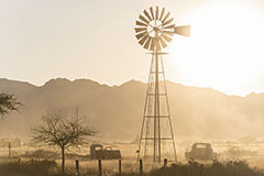 Bagdad Café<br><br>J’étais parti en Namibie pour de la photographie animalière mais j’ai été époustouflé par ses paysages. Au final, une de mes photos coup de cœur de ce voyage est celle-ci. De nouveau de passage à Solitaire, je n’ai pas pu m’empêcher d’immortaliser la lumière de ce matin-là sur ce qui ferait un des plus beaux décors de cinéma. Clic-clac 📷.